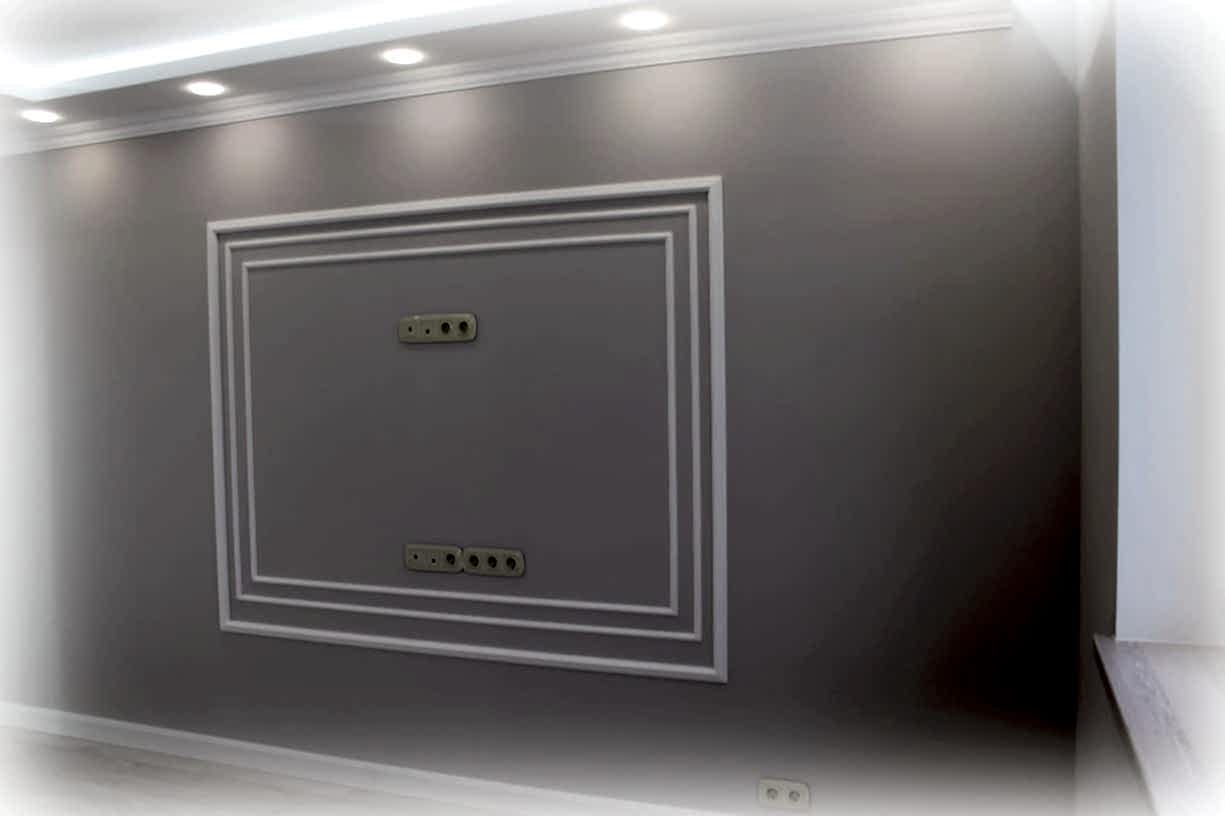 декоративные молдинги на стене в гостиной