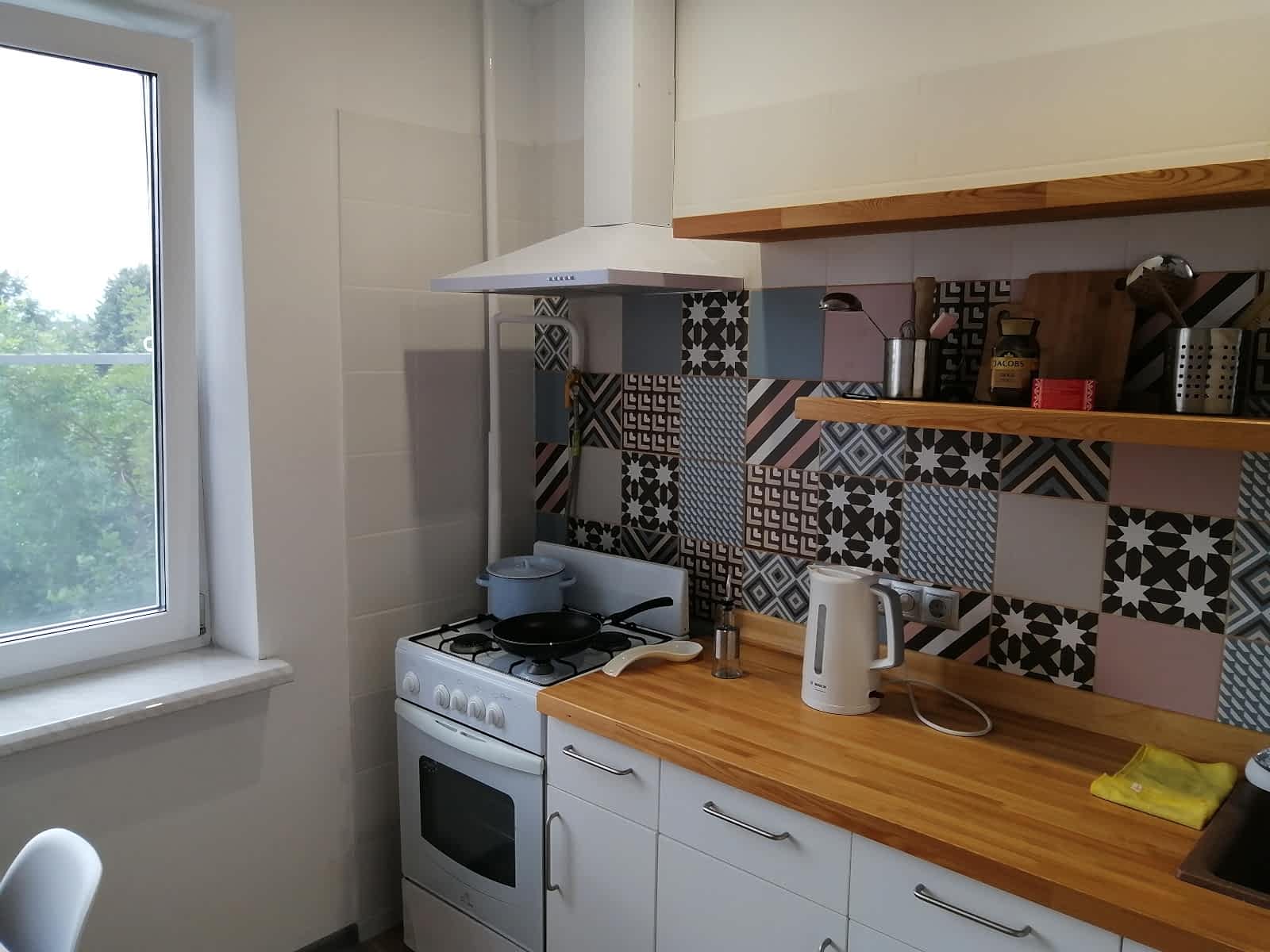 столешница и полки на кухне из массива лиственницы