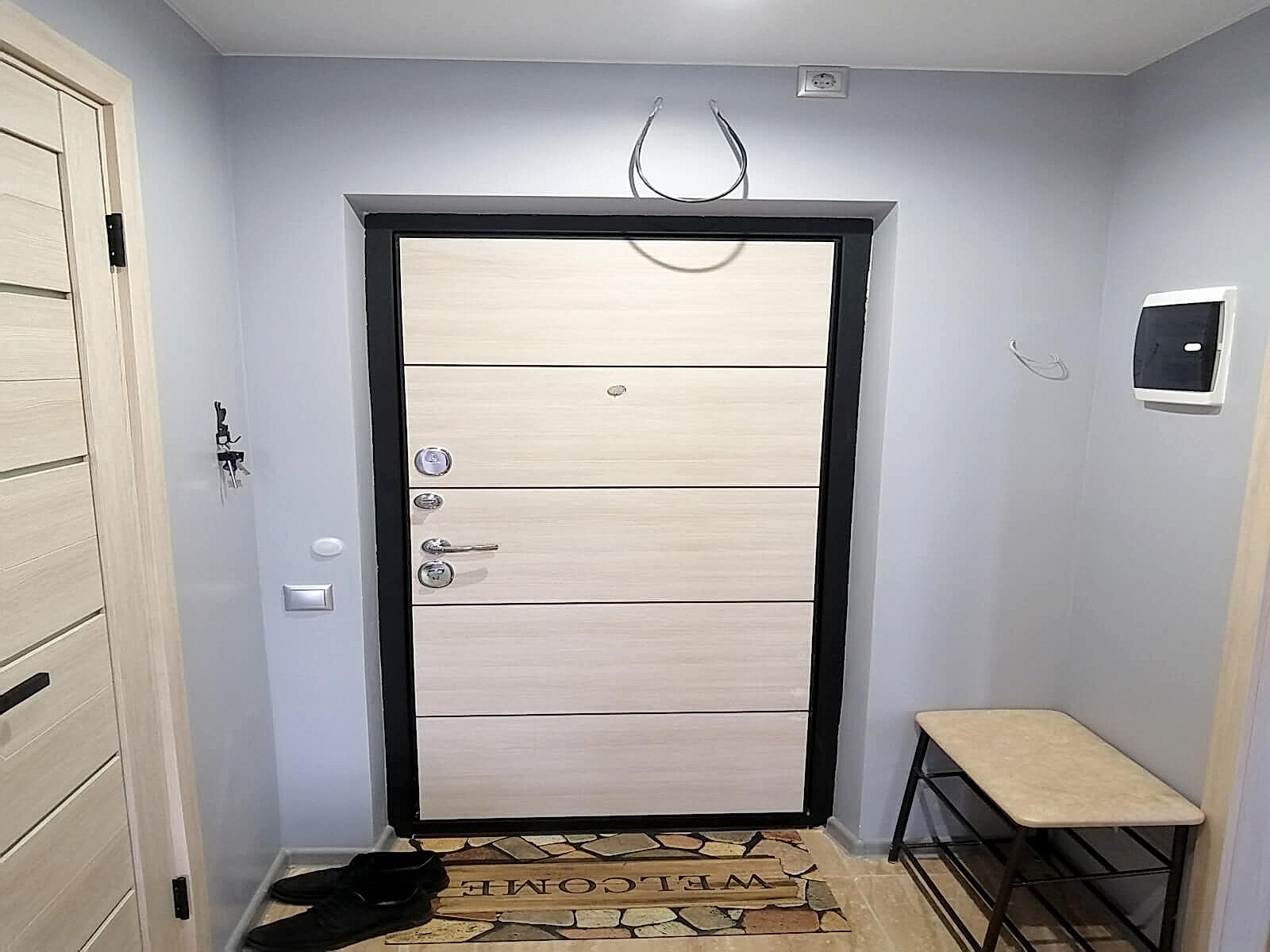 окраска стен в прихожей краской Manor hall