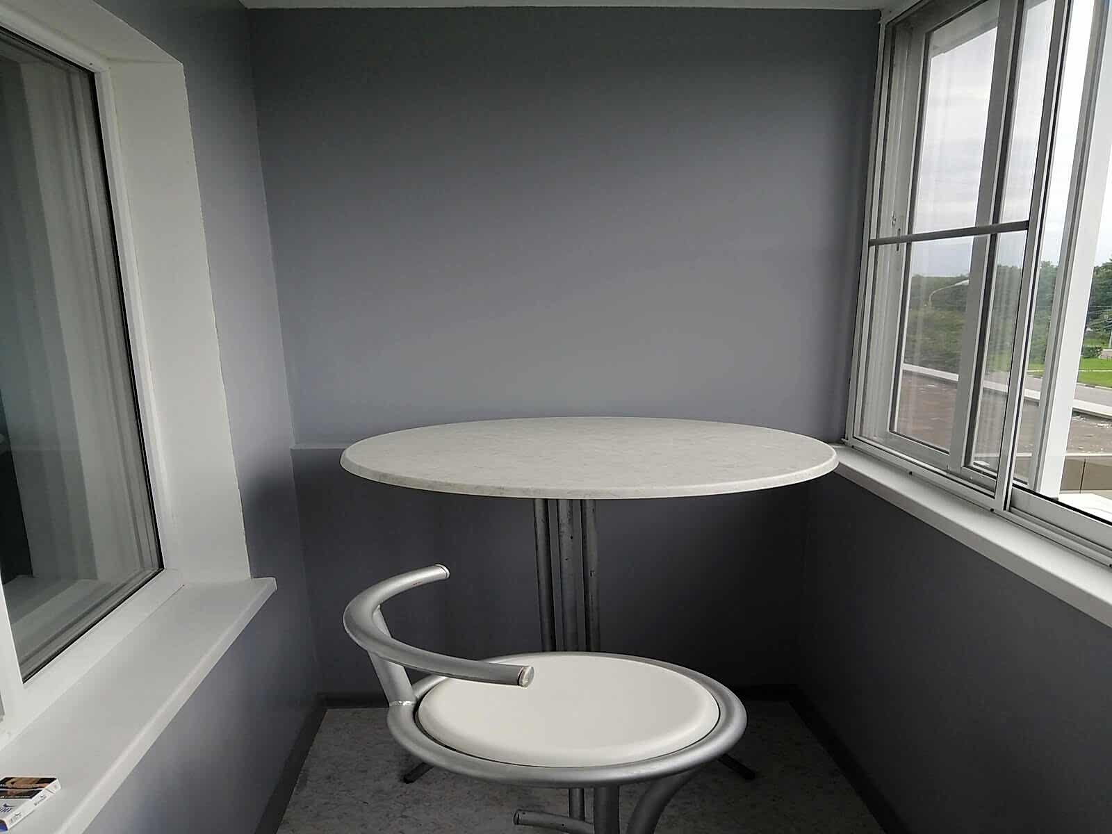 барный столик и барный стул на балконе