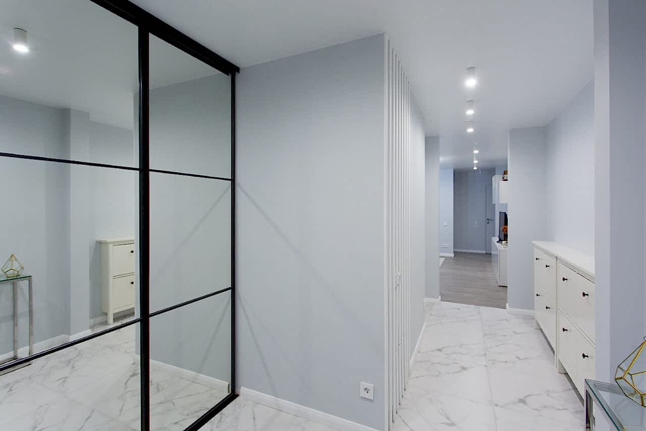 зеркальный шкаф в новостройке