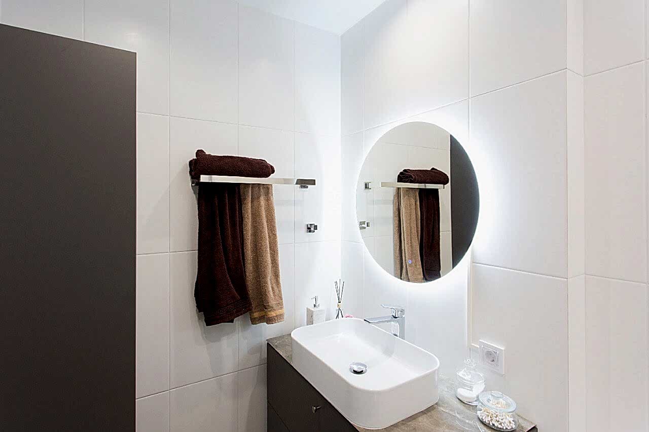 зеркало с LED подсветкой и накладная раковина