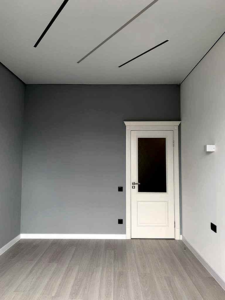 натяжной потолок со световыми линиями