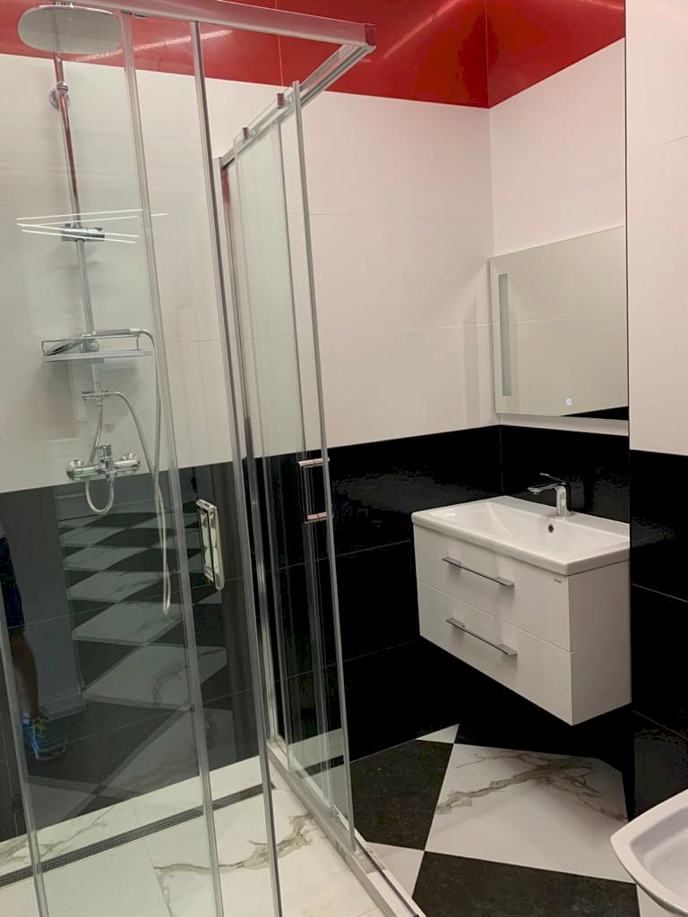 ванная в черно-белом контрасте