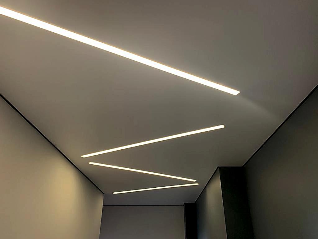 световые линии на потолке с теневым профилем