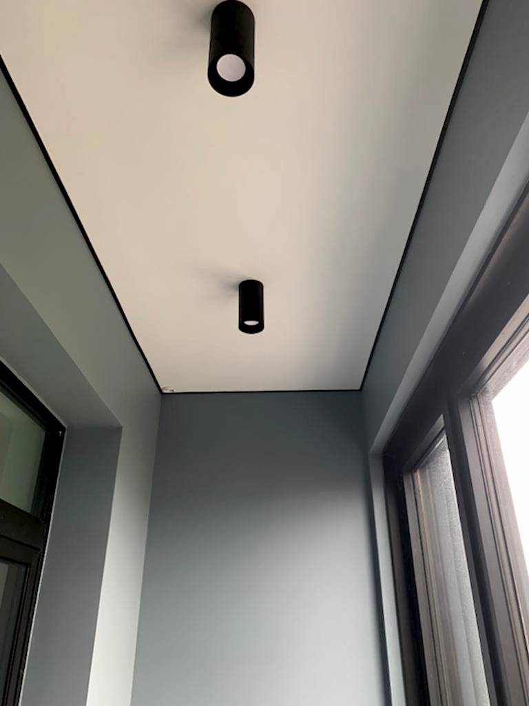 потолок на балконе с теневым профилем и накладными спотами